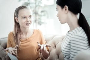 A teen girl talks with her mom about cognitive behavioral therapy in los angeles ca