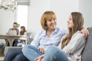 Mom and teen daughter discuss the benefits of vyvanse addiction treatment